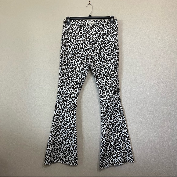 Southern Stitch Cheetah Print Denim Bell Bottoms Size Medium - Picture 7 of 7